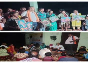 Dharma Jagran Karyakartas presented pictures of Bhagwan Jagannath and other deities to the villages after the Ghar Wapsi Programme.