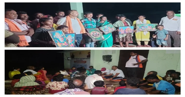 Dharma Jagran Karyakartas presented pictures of Bhagwan Jagannath and other deities to the villages after the Ghar Wapsi Programme.