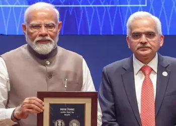 Prime Minister Narendra Modi and Principle Secretary to the Prime Minister Shaktikanta Das(File Photo)