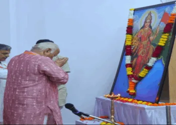 Param Pujaniya Sarsanghchalak Dr. Mohan Bhagwat Ji and Ma. Sarkaryavah Dattatreya Hosabale Ji offer floral tribute to the picture of Bharat Mata.