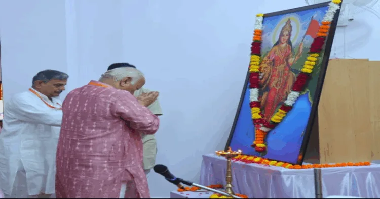 Param Pujaniya Sarsanghchalak Dr. Mohan Bhagwat Ji and Ma. Sarkaryavah Dattatreya Hosabale Ji offer floral tribute to the picture of Bharat Mata.