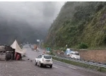 Jammu-Srinagar National Highway partially restored for LMVs after a week’s closure