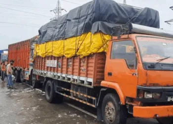 Trucks with fruits left stranded on the roads that are disrupted