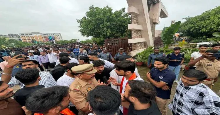 ABVP Karyakaratas baton charged