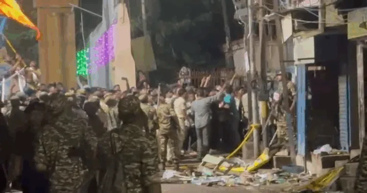 Durga Murti visarjan procession turns violent as the Islamists pelted stones on it in Cuttack