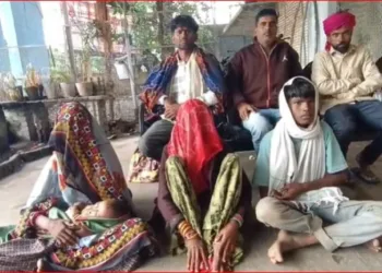 The family of deceased Kalu Solanki Bhil