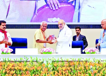 At valedictory session of ‘Bharat Manthan-2025’, SPMRF Treasurer Prof. P. Kanagasabapathi, Vice President, TN BJP; Secretary & Trustee, SPMRF, felicitating Union Home Minister Amit Shah. Also present were Vijay Sharma, Minister of Home Affairs and Jail, Government of Chhattisgarh (standing extreme left), and Binay Singh, Director, SPMRF (standing extreme right)