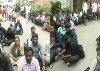 Hundreds gathered at the Vyalikaval BBMP to protest against the anomalies in the Bengaluru socio-economic survey
