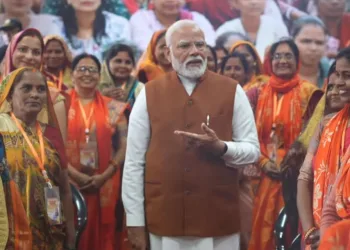 PM Modi with women during an event in Uttar Pradesh (Representative image)
