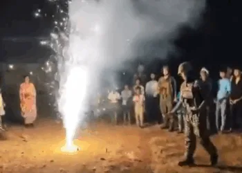 ITBP personnel with villagers in Mohla-Manpur Ambagarh Chowki district, image- screengrab of the video shared by MyGovIndia
