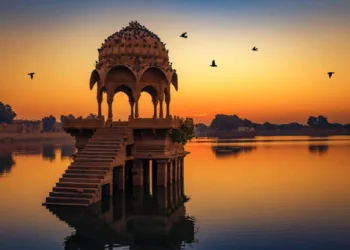 Gadisar lake (Gadi Sagar) at Jaisalmer Rajasthan is a popular tourist destination with ancient temples and archaeological ruins (Photo: istock)