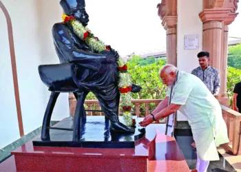 Prime Minister Narendra Modi on March 30 paid a floral tribute to Rashtriya Swayamsevak Sangh (RSS) founder Keshav Baliram Hedgewar at Smruti Mandir in Nagpur