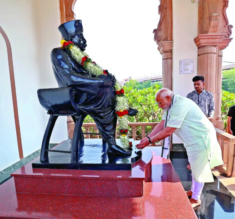 Prime Minister Narendra Modi on March 30 paid a floral tribute to Rashtriya Swayamsevak Sangh (RSS) founder Keshav Baliram Hedgewar at Smruti Mandir in Nagpur