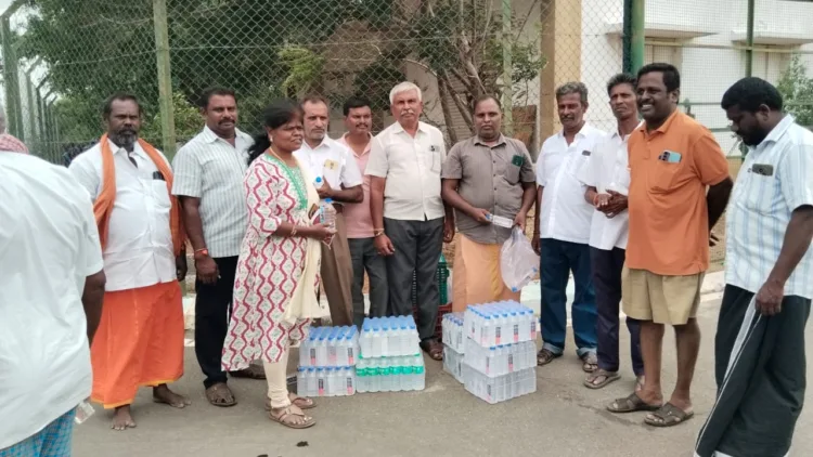 RSS Swayamsevaks distributing relief materials at Hospital