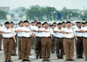 RSS Karyakartas taking a pledge