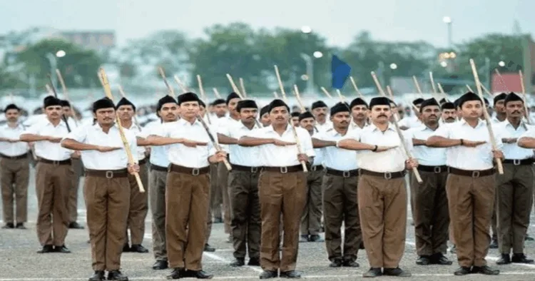 RSS Karyakartas taking a pledge