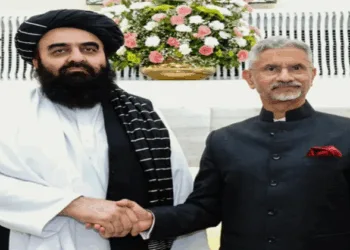 (Left) Afghanistan Foreign Minister Mawlawi Amir Khan Muttaqi (Right) India's Foreign Minister S Jaishankar