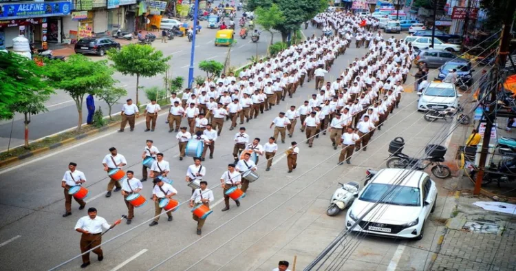 Swayamsevaks do Path Sanchalan