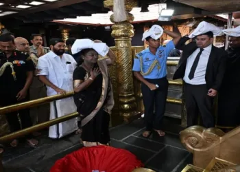 President Murmu embraces Ayyappa and offers prayers as she completes the sacred Sabarimala rituals