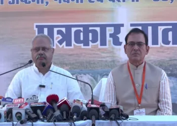 Sunil Ambekar, RSS Akhil Bharatiya Prachar Pramukh along with Dr Pradeep Dubey, Mahakoshal Prant Sanghchalak addressing the media