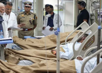 New Delhi, Nov 12 (ANI): Prime Minister Narendra Modi meets the injured in the Red Fort car blast, at Lok Nayak Hospital in Delhi on Wednesday. (PMO/ANI Photo)