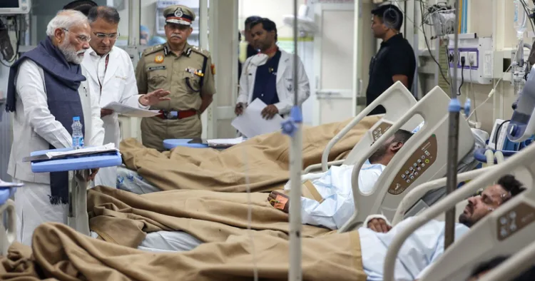 New Delhi, Nov 12 (ANI): Prime Minister Narendra Modi meets the injured in the Red Fort car blast, at Lok Nayak Hospital in Delhi on Wednesday. (PMO/ANI Photo)