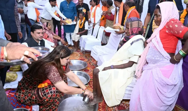 BJP MLA Bhavna Bohra and others washing feet of the returnees, image courtesy ANI