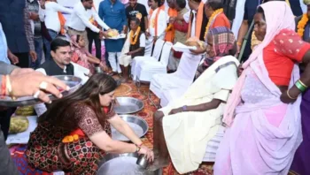 BJP MLA Bhavna Bohra and others washing feet of the returnees, image courtesy ANI