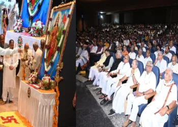 (Left) RSS Sarsanghchalak Dr Mohan Bhagwat offering flowers to Bharat Mata (Right) Audience at the lecture series of Dr Mohan Bhagwat in Begaluru
