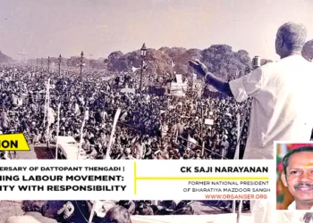 Dattopant Thengadiji addressing a gathering of people in 1998