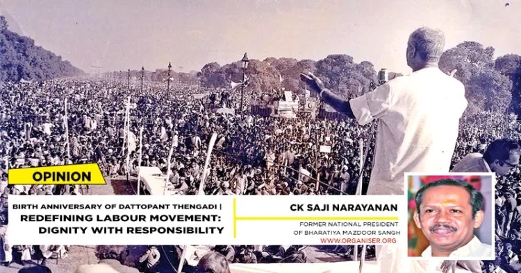 Dattopant Thengadiji addressing a gathering of people in 1998