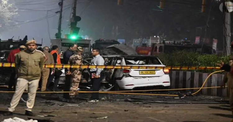 Police cordoned off the area of the blast that occurred near the Red Fort Metro station in Delhi