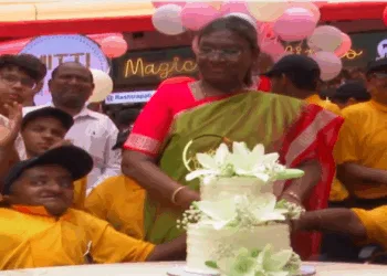 President Droupadi Murmu hails the Mitti cafe that is run by especially abled people at the Rashtrapati Bhawan