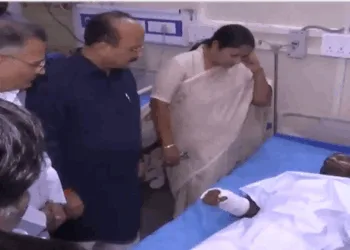 Delhi CM Rekha Gupta meets the injured of Delhi blast at LNJP Hopsital