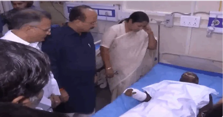 Delhi CM Rekha Gupta meets the injured of Delhi blast at LNJP Hopsital