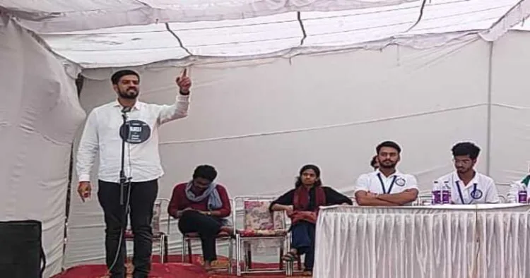 ABVP Candidate at the JNUSU elections putting across his viewpoint