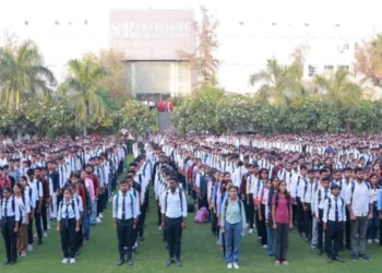 Over 5,000 students at S.R. Group of Institutions, Lucknow, united to sing “Vande Mataram”