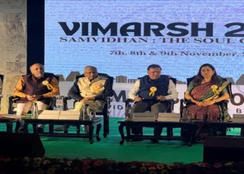 Dignitaries on the stage at the annual youth conference “Vimarsh 2025” organised by Yuva Sangathan at Kamla Nehru College