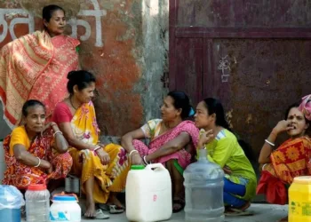 Women waiting for their turns to fetch driniking water in Delhi (Representative image)
