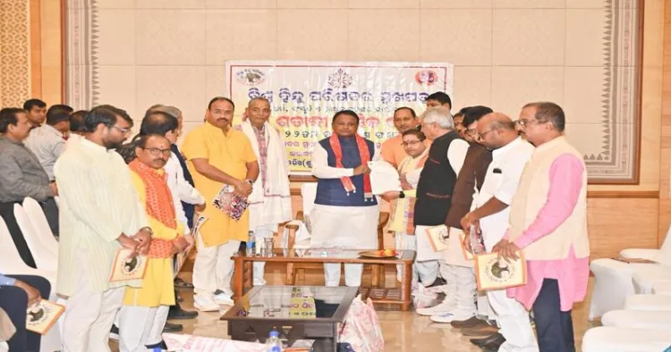 Vishva Hindu Parishad officials submitting a memorandum to Chief Minister Mohan Charan Majhi.