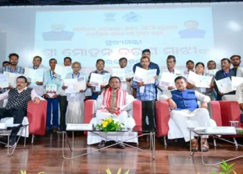 CM Mohan Majhi with receipents of citizenship certificates under the CAA 2019 during a programme held in Bhubaneswar