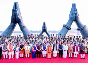 Varanasi, Dec 02 (ANI): Uttar Pradesh Chief Minister Yogi Adityanath, in a group photograph with Tamil Nadu Governor, R. N. Ravi, Puducherry Lieutenant Governor K. Kailashnathan, Union Ministers Dharmendra Pradhan, Dr L. Murugan and others, during the inauguration of the fourth edition of Kashi Tamil Sangamam, in Varanasi on Tuesday. (@myogiadityanathx/ANI Photo)