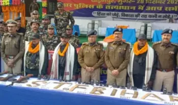 Maoists surrender before police in Munger, image courtesy Hindusthan Samachar