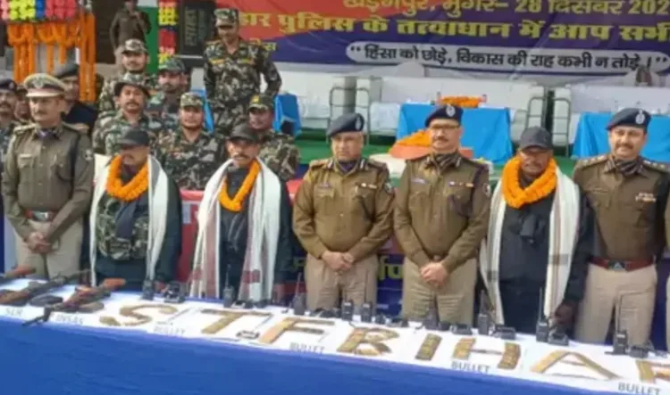 Maoists surrender before police in Munger, image courtesy Hindusthan Samachar