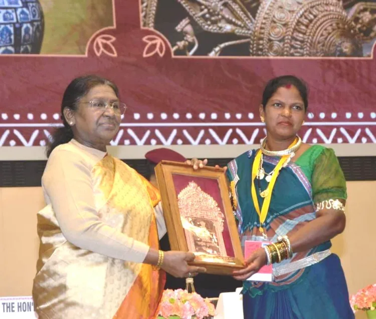 President of Bharat Droupadi Murmu conferred upon the National Handicrafts Award to Hirabai Baghel
