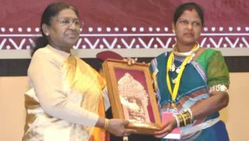 President of Bharat Droupadi Murmu conferred upon the National Handicrafts Award to Hirabai Baghel