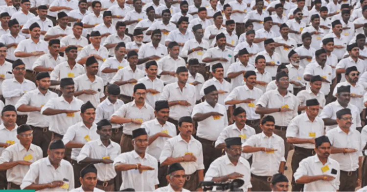 RSS karyakartas take a pledge