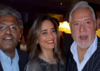 (Left) Lalit Modi (Extreme Right) Vijay Mallya