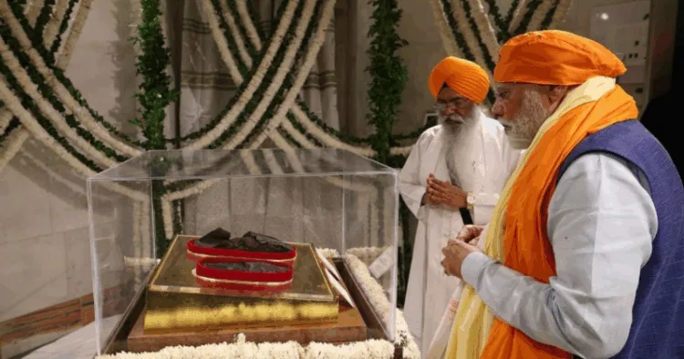 Prime Minister Narendra Modi paid tributes to Sri Guru Gobind Singh Ji