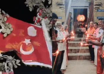 Muslim flags (Left) - - Hindu devotees (right)